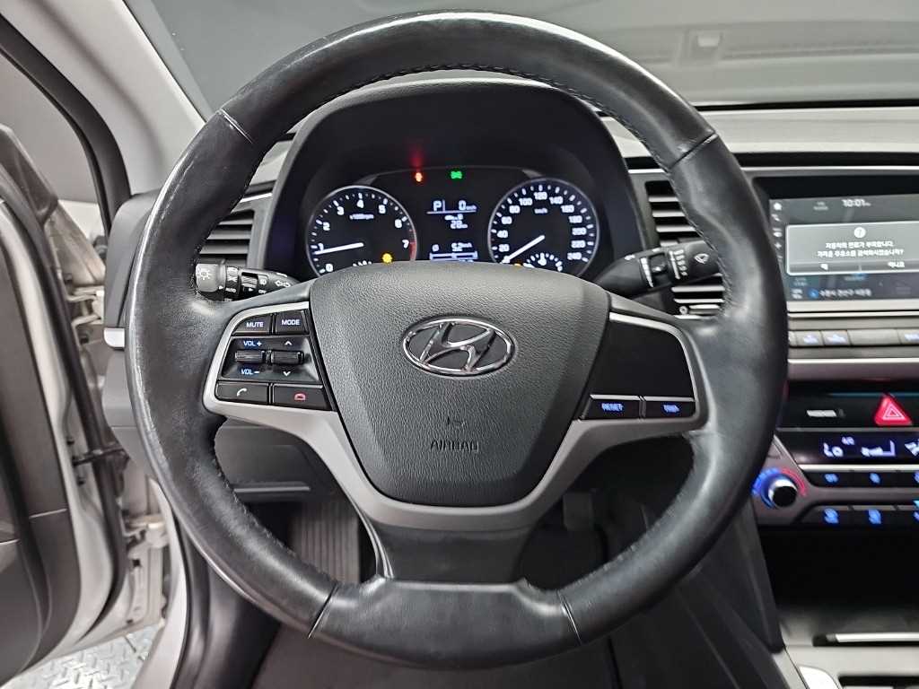 HYUNDAI Avante - Vista 11