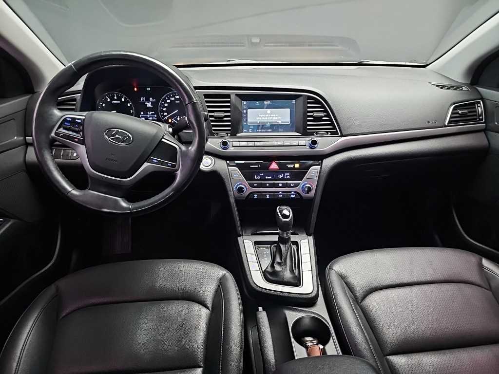 HYUNDAI Avante - Vista 9