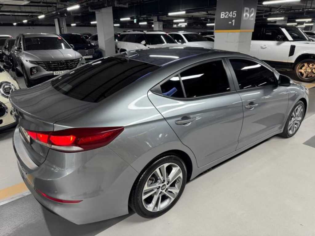 HYUNDAI Avante - Vista 7