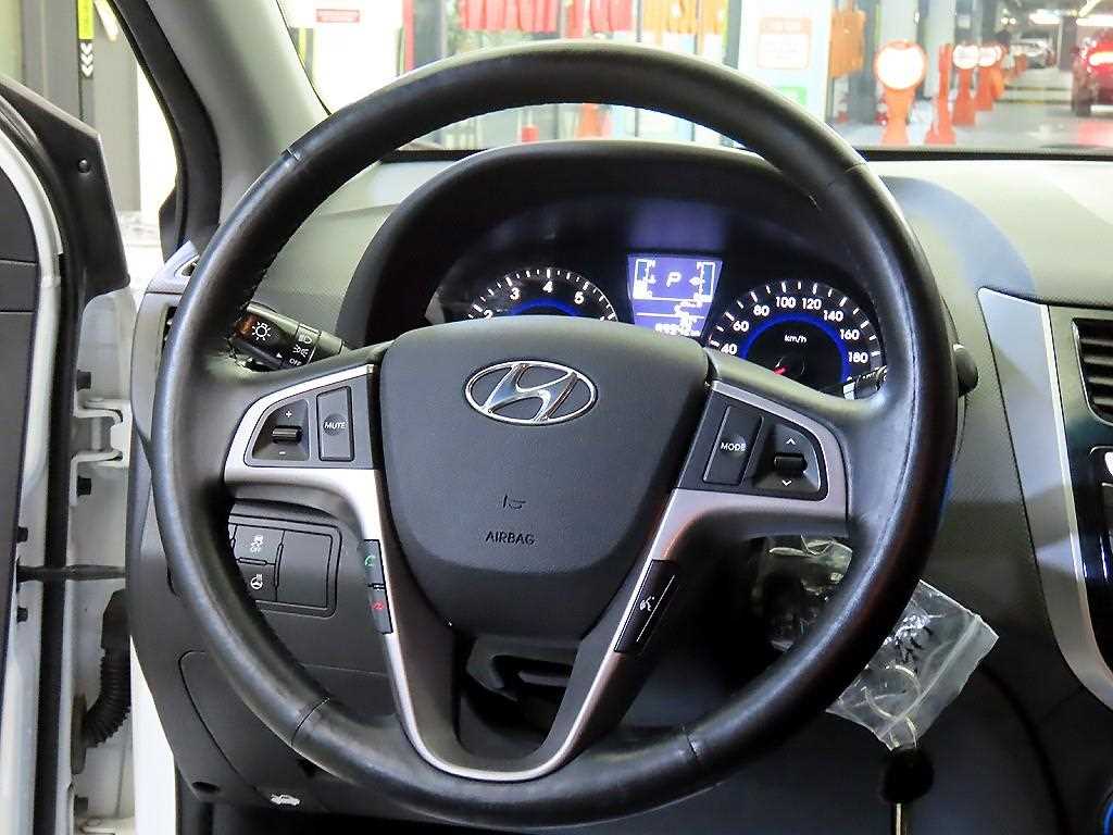 HYUNDAI Accent - Vista 10