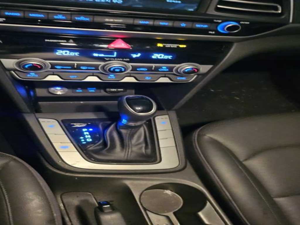 HYUNDAI Avante - Vista 9