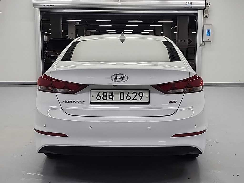 HYUNDAI Avante - Vista 3