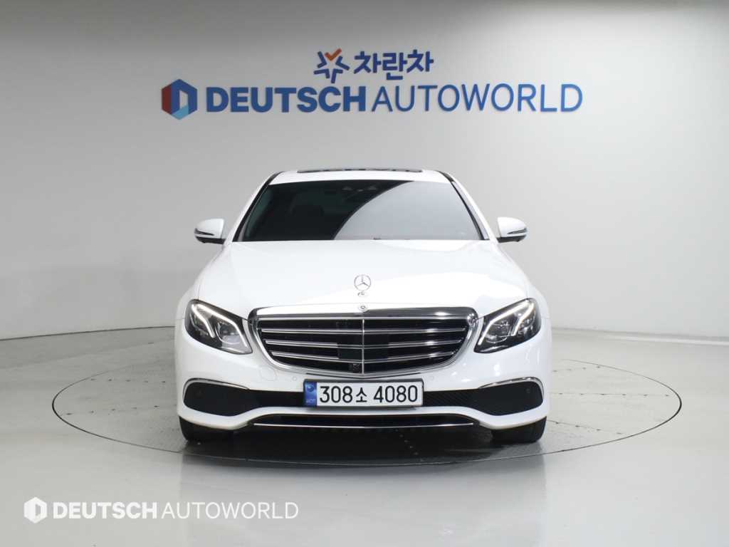 Mercedes Benz E class - Vista 3