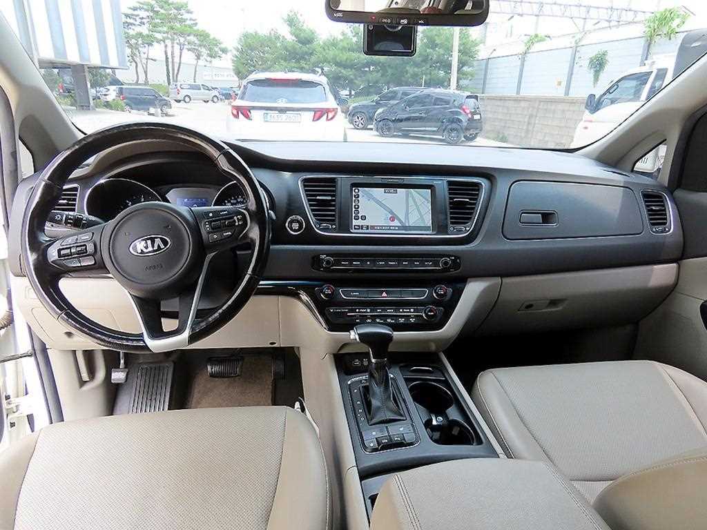 KIA Carnival - Vista 9
