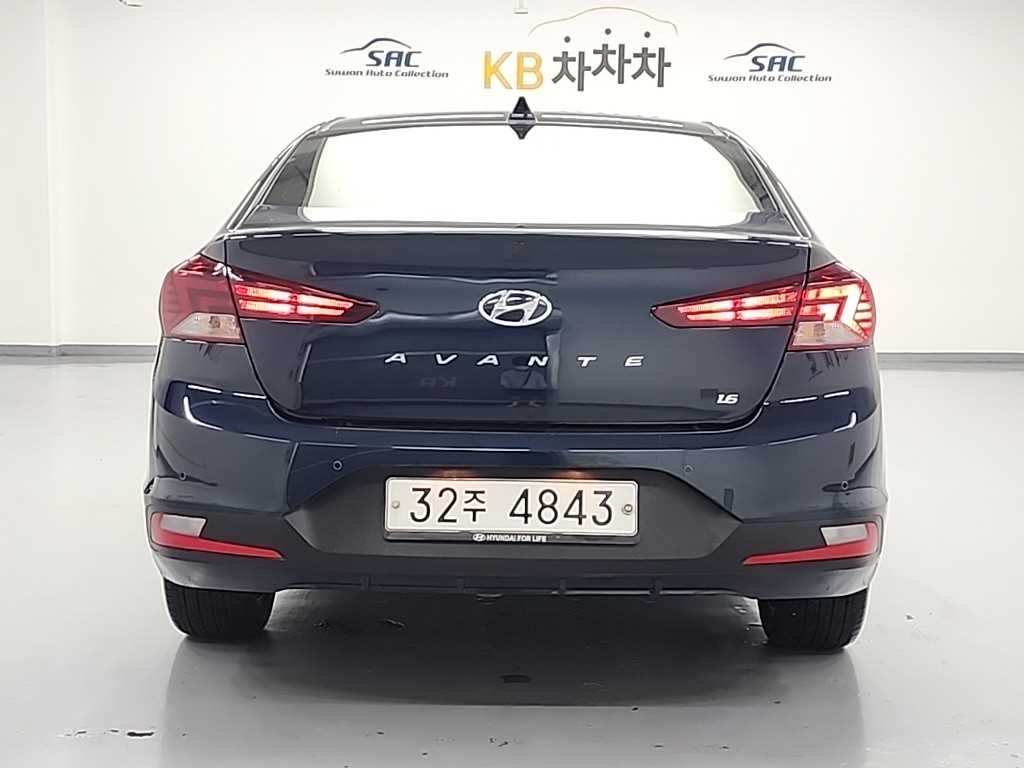HYUNDAI Avante - Vista 3