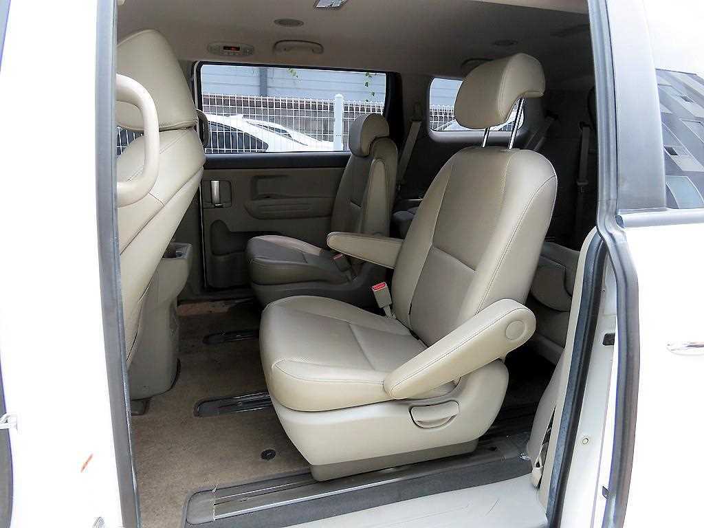 KIA Carnival - Vista 8