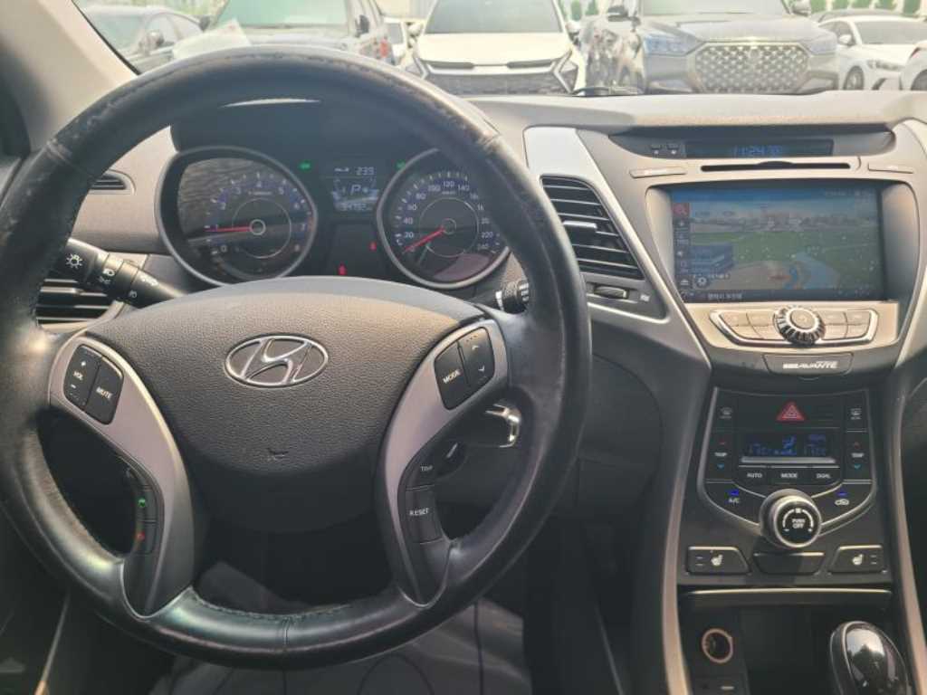 HYUNDAI Avante - Vista 12