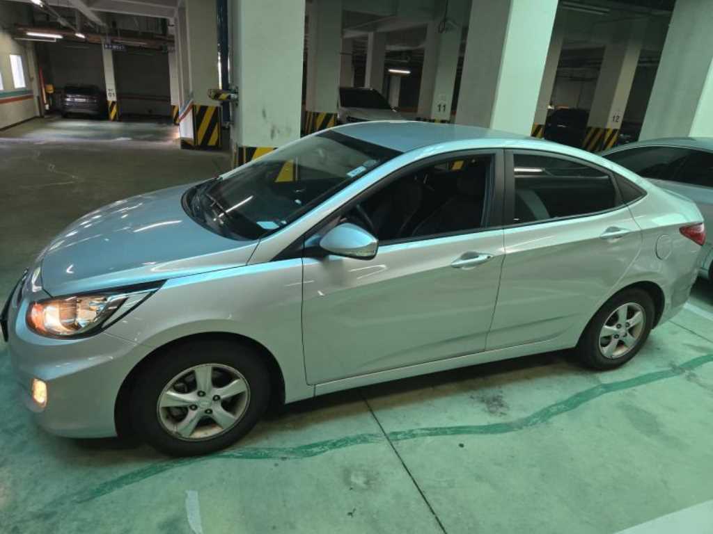 HYUNDAI Accent - Vista 3