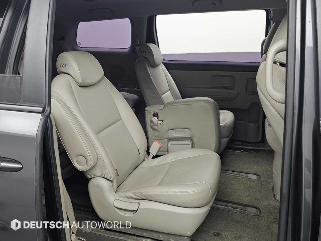 KIA Carnival - Vista 12