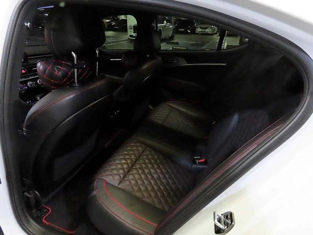 Genesis G70 - Vista 9