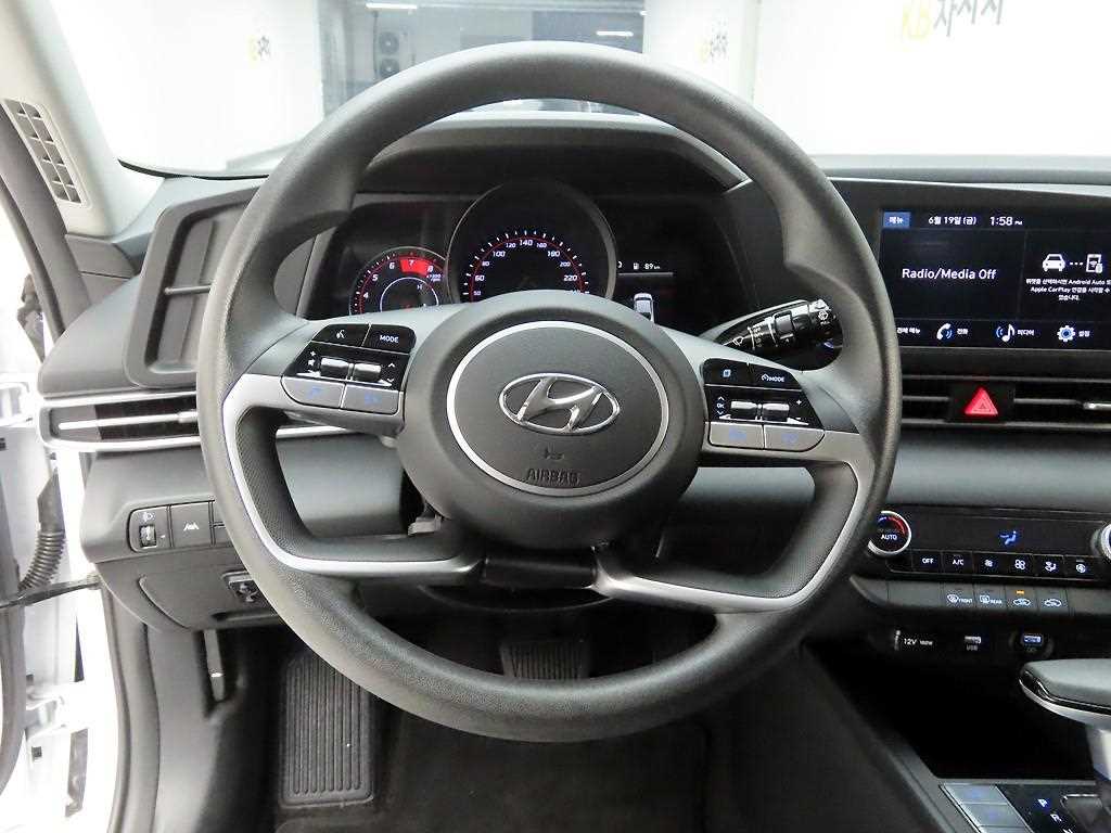 HYUNDAI Avante - Vista 9
