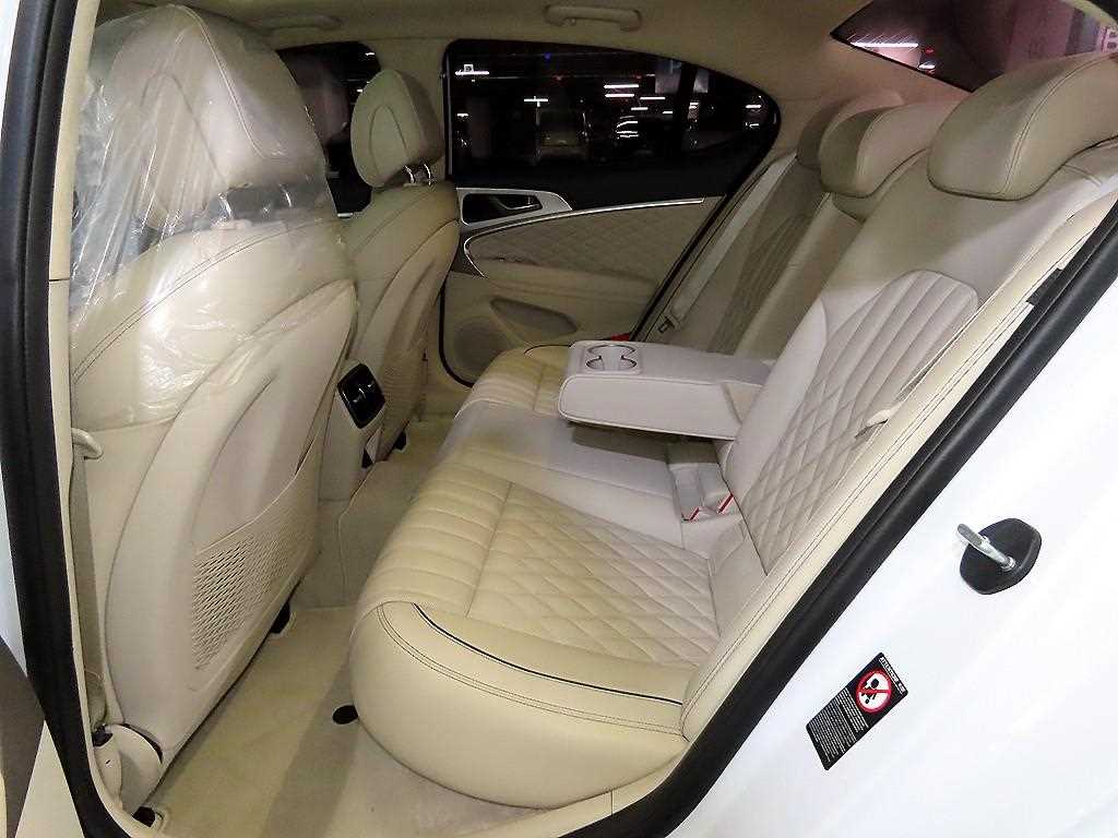Genesis G70 - Vista 9