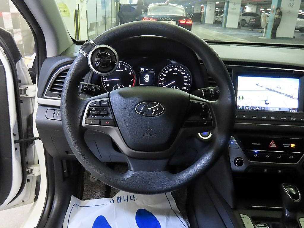 HYUNDAI Avante - Vista 10