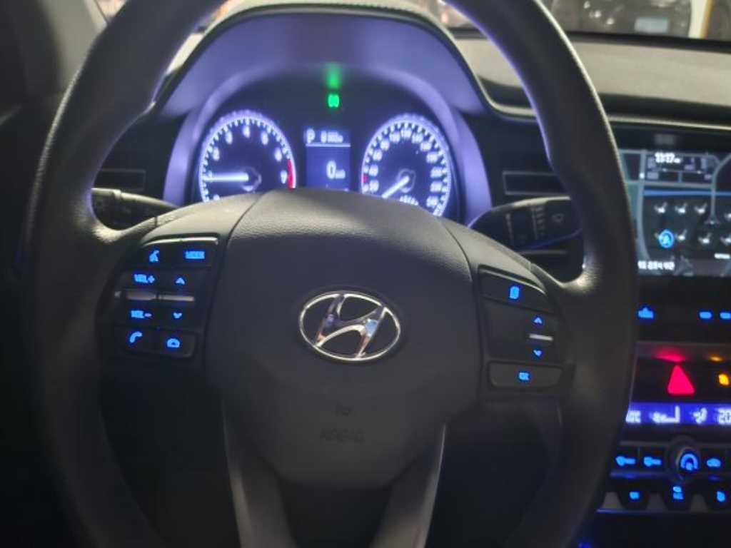 HYUNDAI Avante - Vista 3