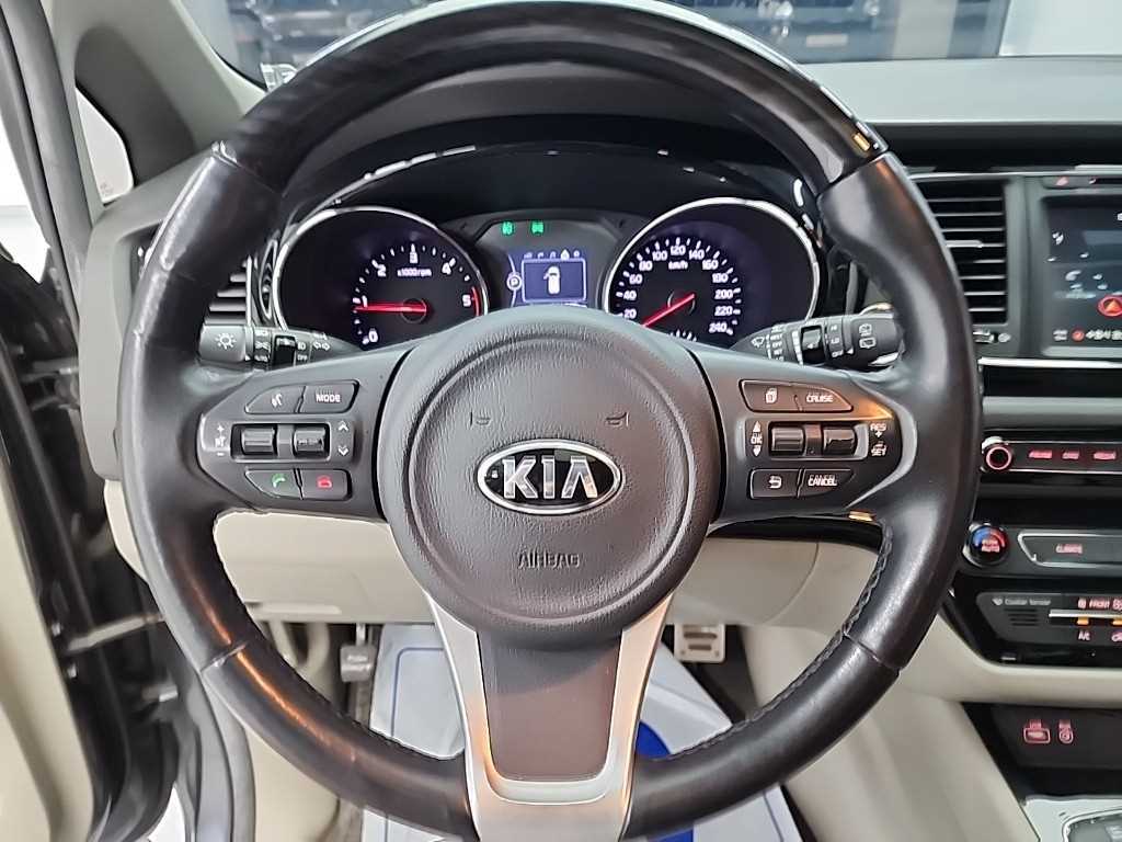 KIA Carnival - Vista 11