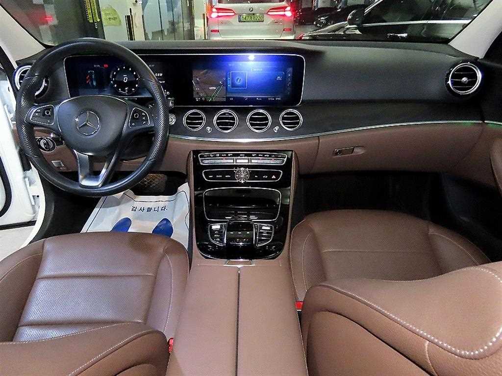 Mercedes Benz E class - Vista 12