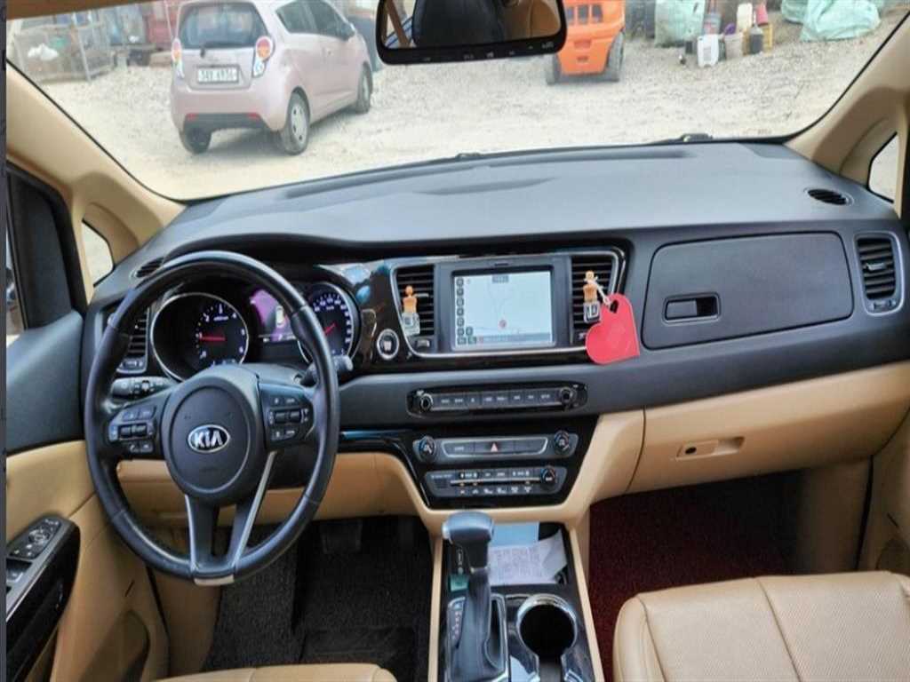 KIA Carnival - Vista 10
