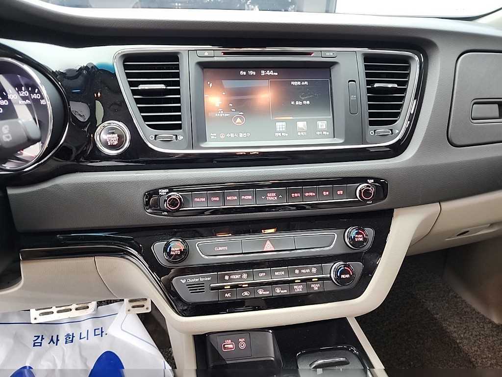 KIA Carnival - Vista 12