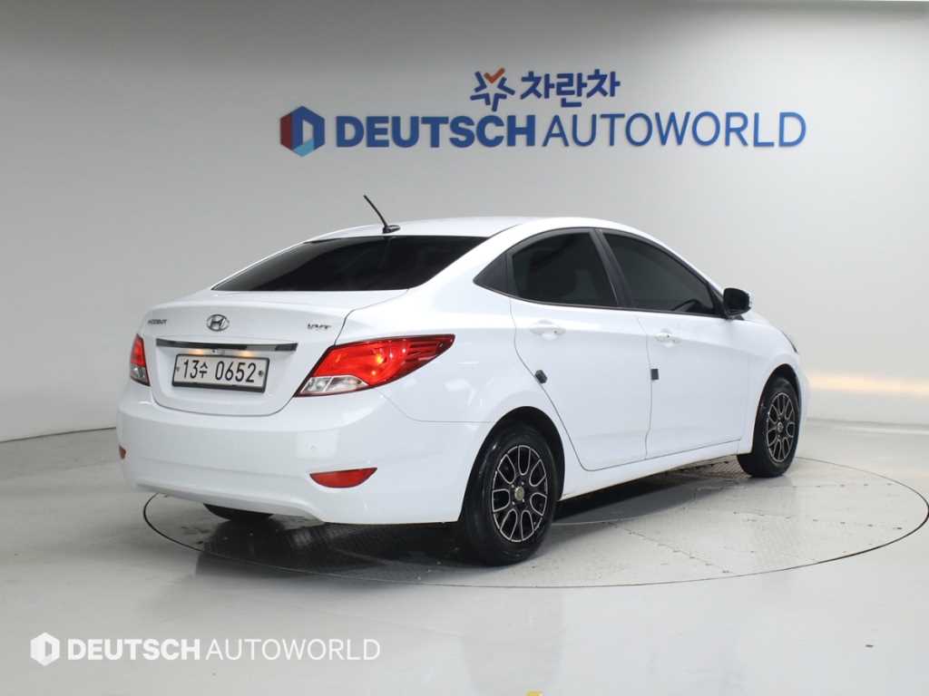 HYUNDAI Accent - Vista 2