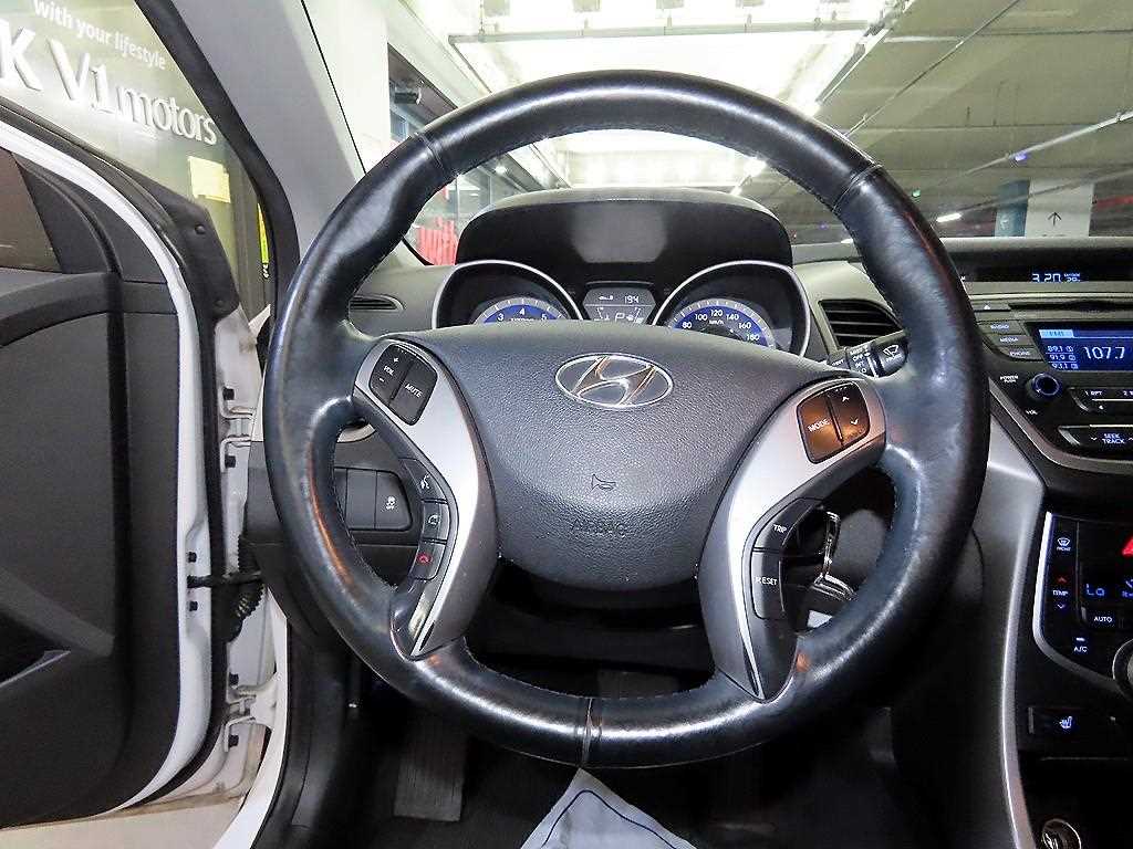 HYUNDAI Avante - Vista 10