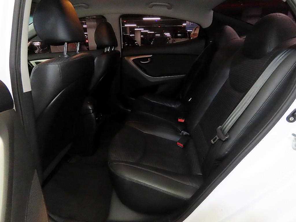 HYUNDAI Avante - Vista 9