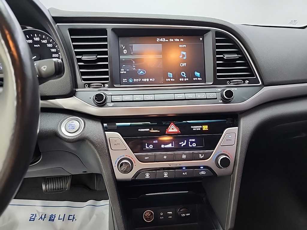 HYUNDAI Avante - Vista 12