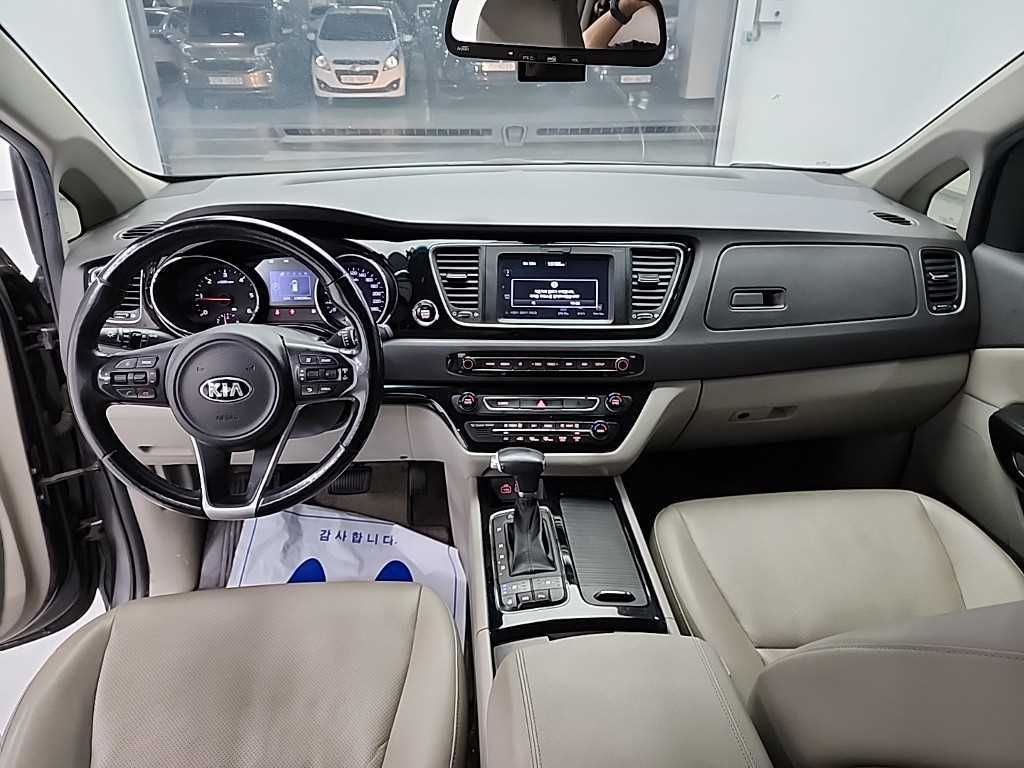 KIA Carnival - Vista 9