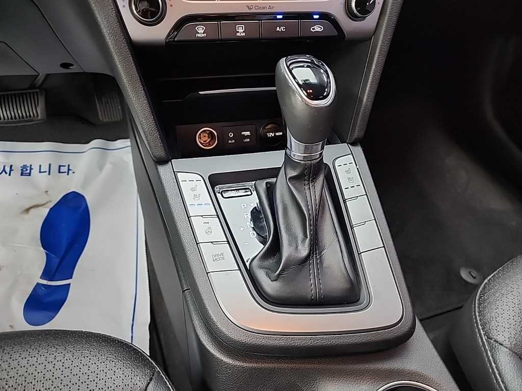 HYUNDAI Avante - Vista 10