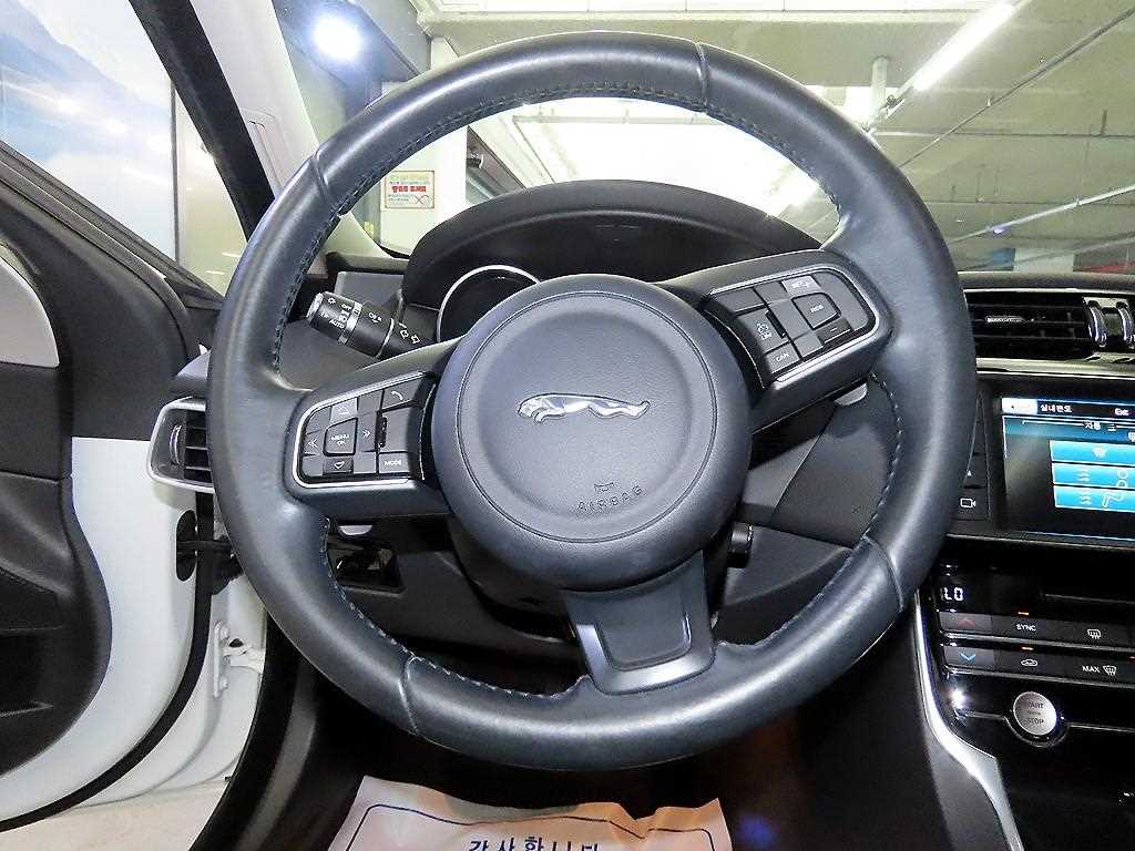 Jaguar XE - Vista 10