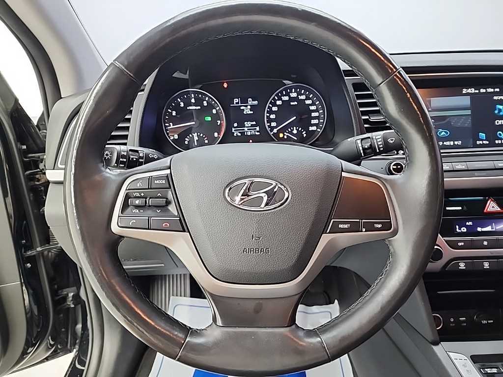 HYUNDAI Avante - Vista 11