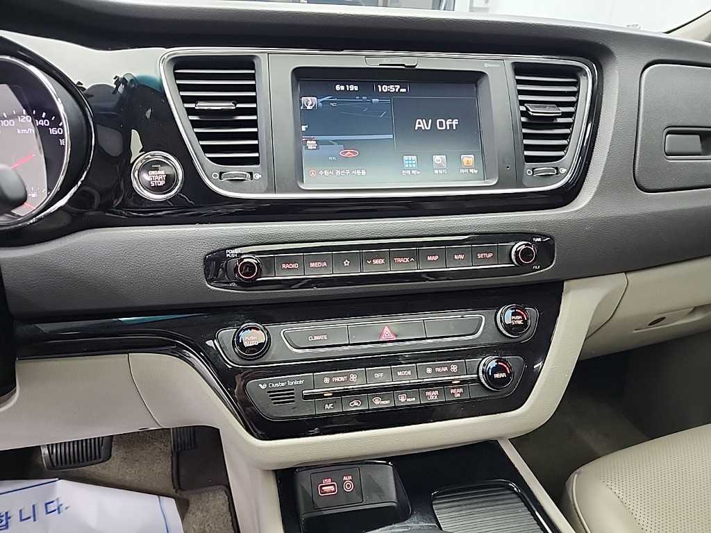 KIA Carnival - Vista 12