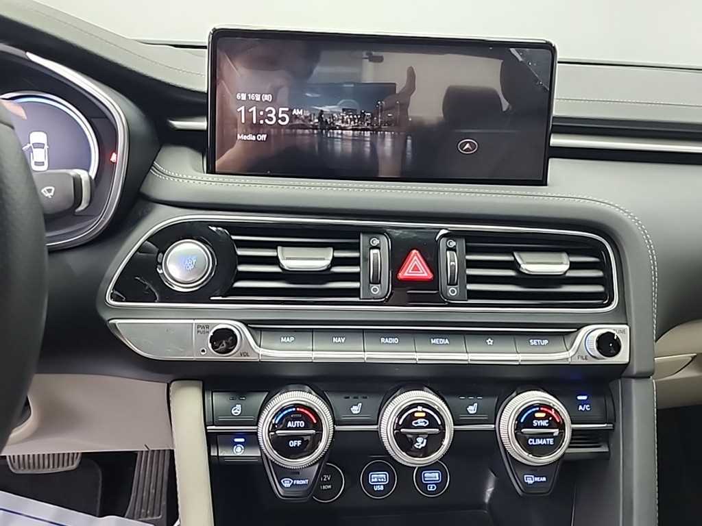 Genesis G70 - Vista 12