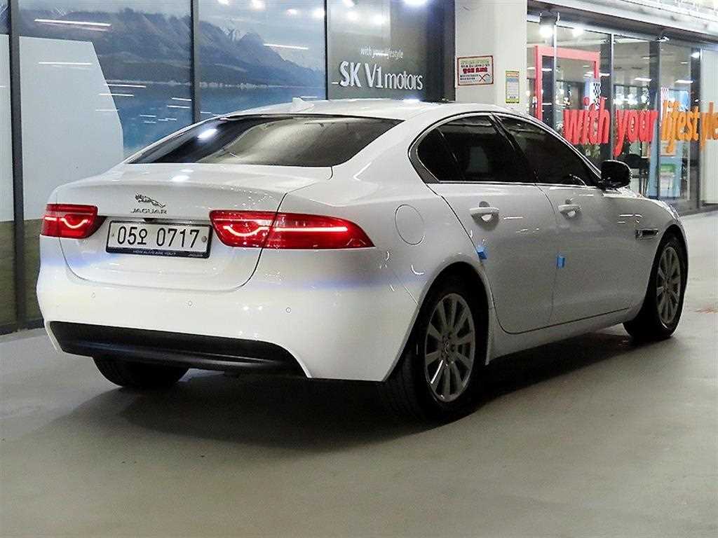 Jaguar XE - Vista 6