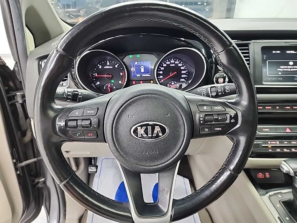 KIA Carnival - Vista 11