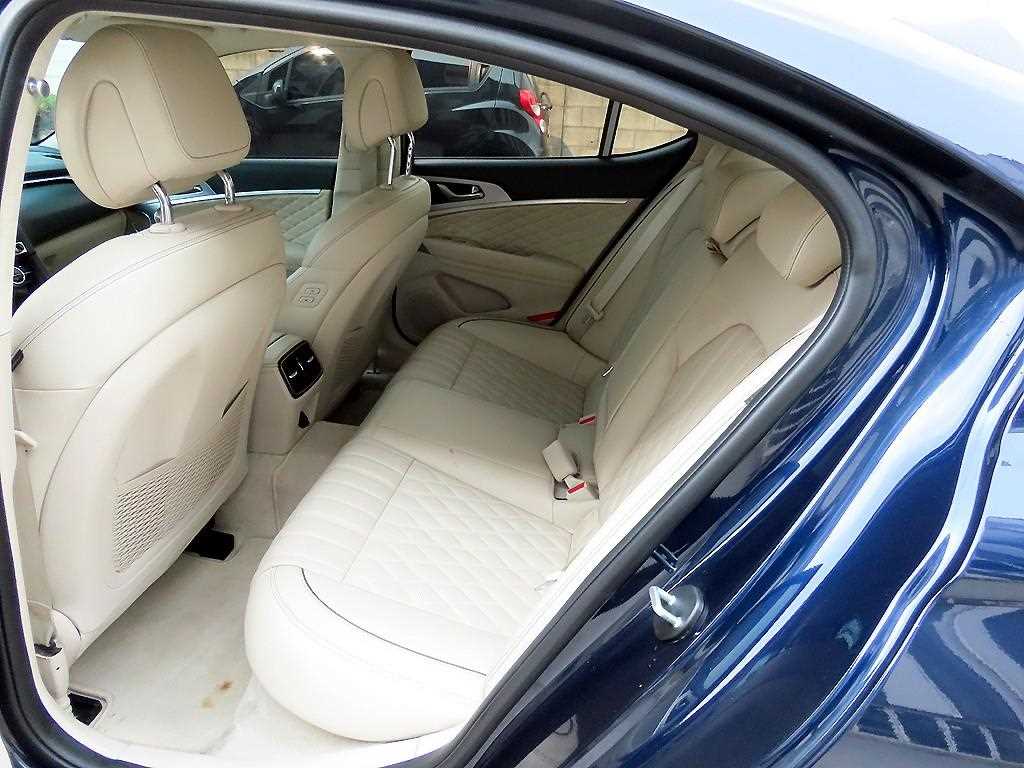 Genesis G70 - Vista 8
