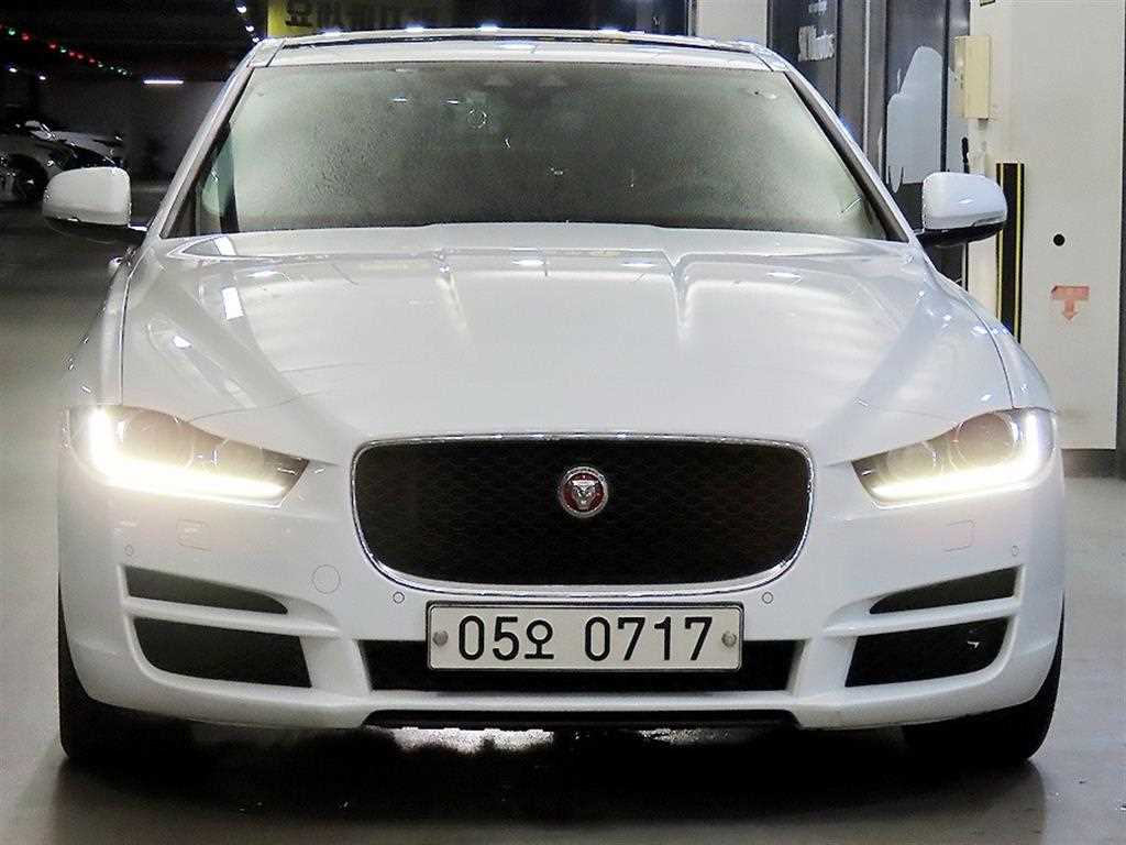 Jaguar XE - Vista 2