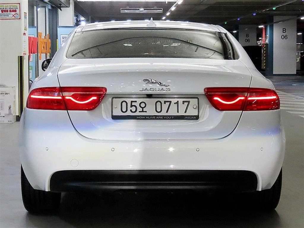 Jaguar XE - Vista 7