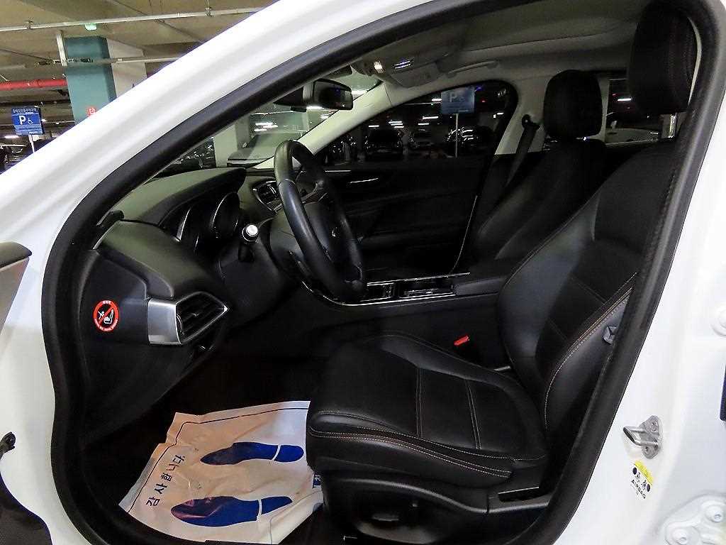 Jaguar XE - Vista 8