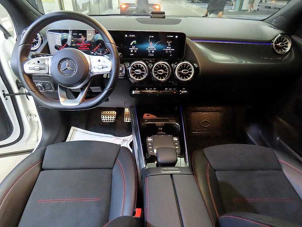 Mercedes Benz GLA Class - Vista 12