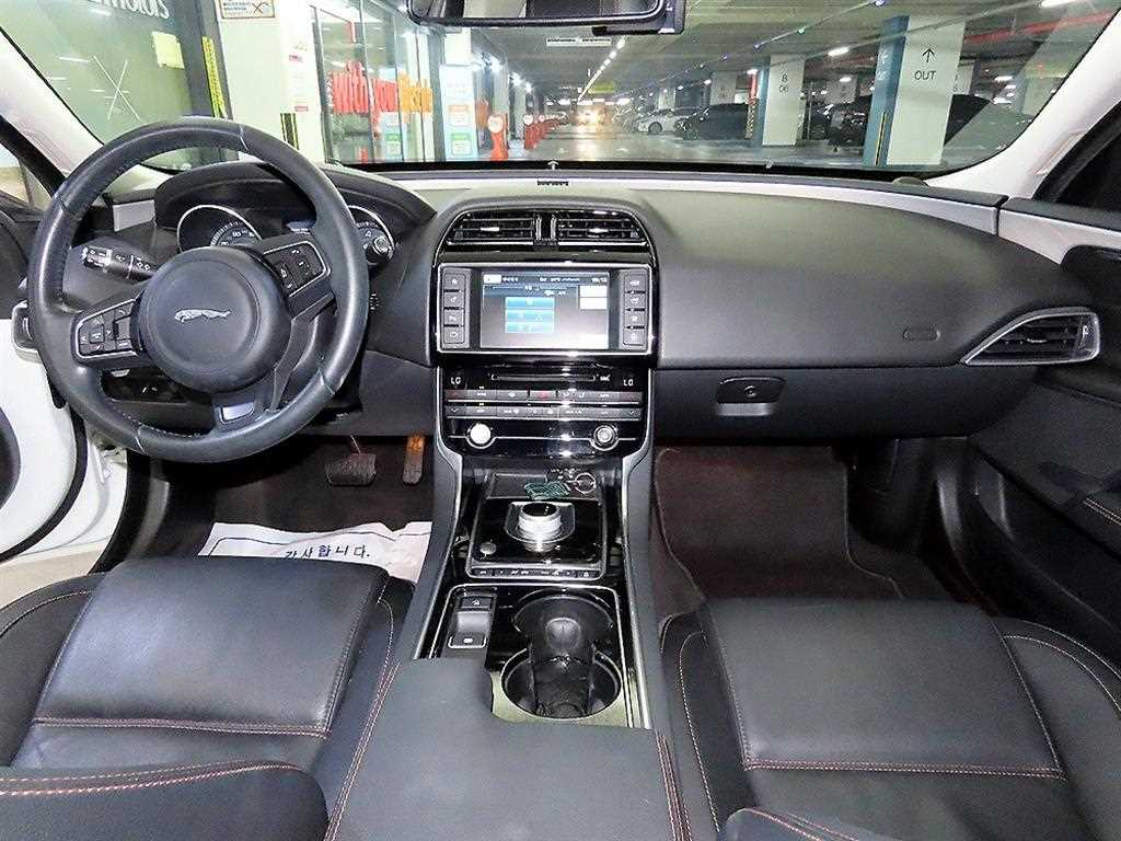 Jaguar XE - Vista 12