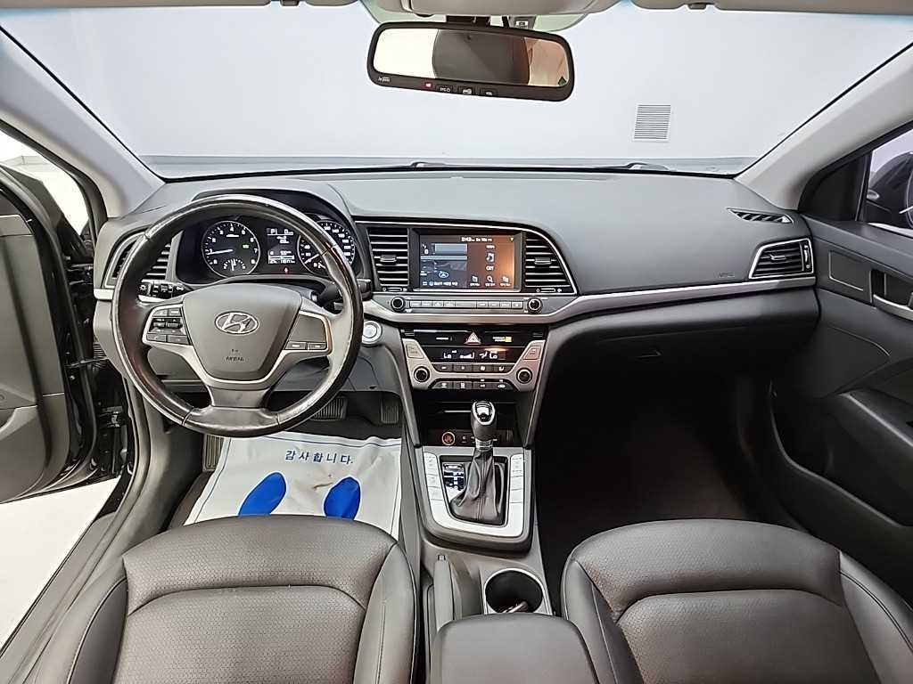 HYUNDAI Avante - Vista 9