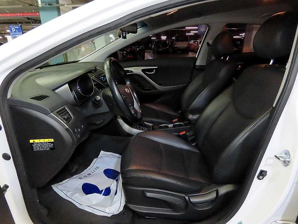 HYUNDAI Avante - Vista 8