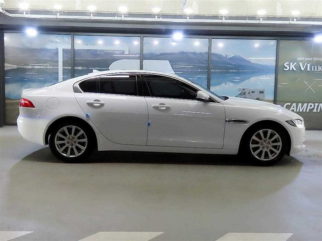 Jaguar XE - Vista 3