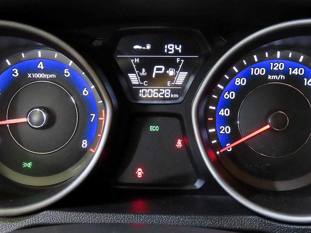 HYUNDAI Avante - Vista 11