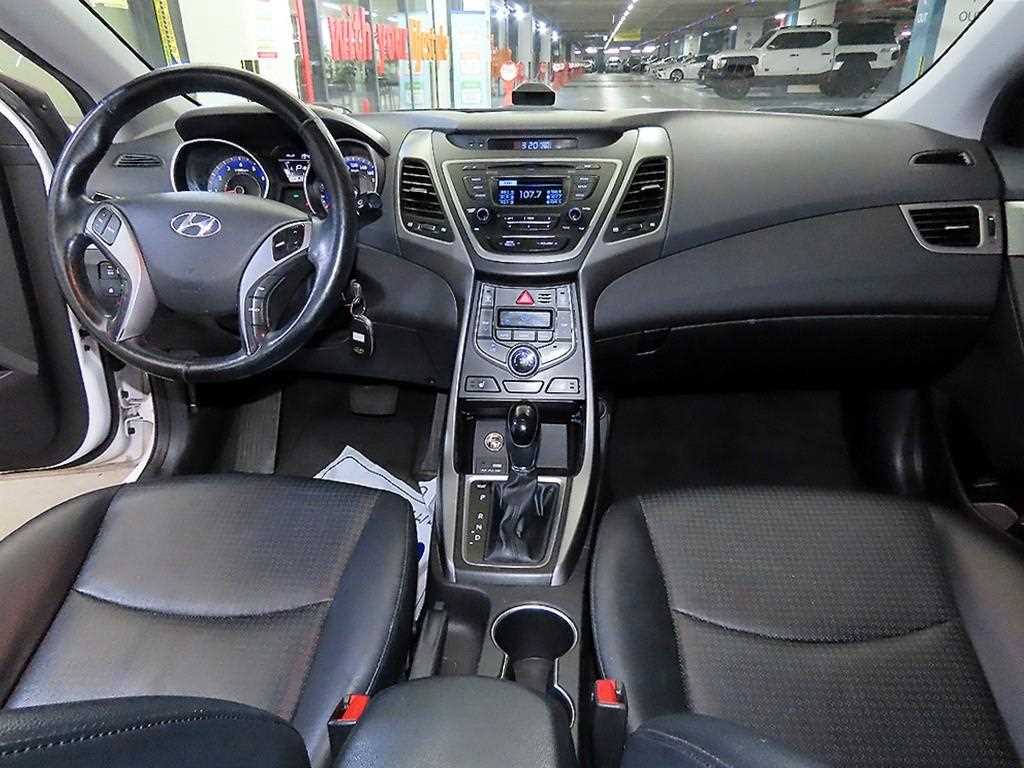 HYUNDAI Avante - Vista 12