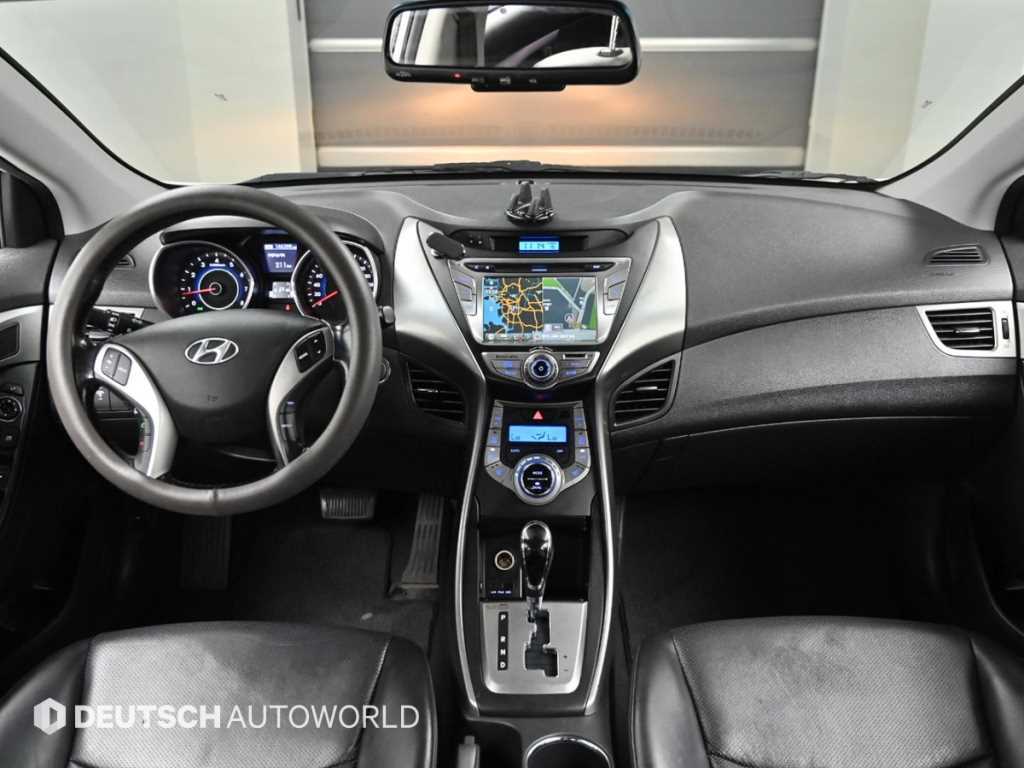 HYUNDAI Avante - Vista 9