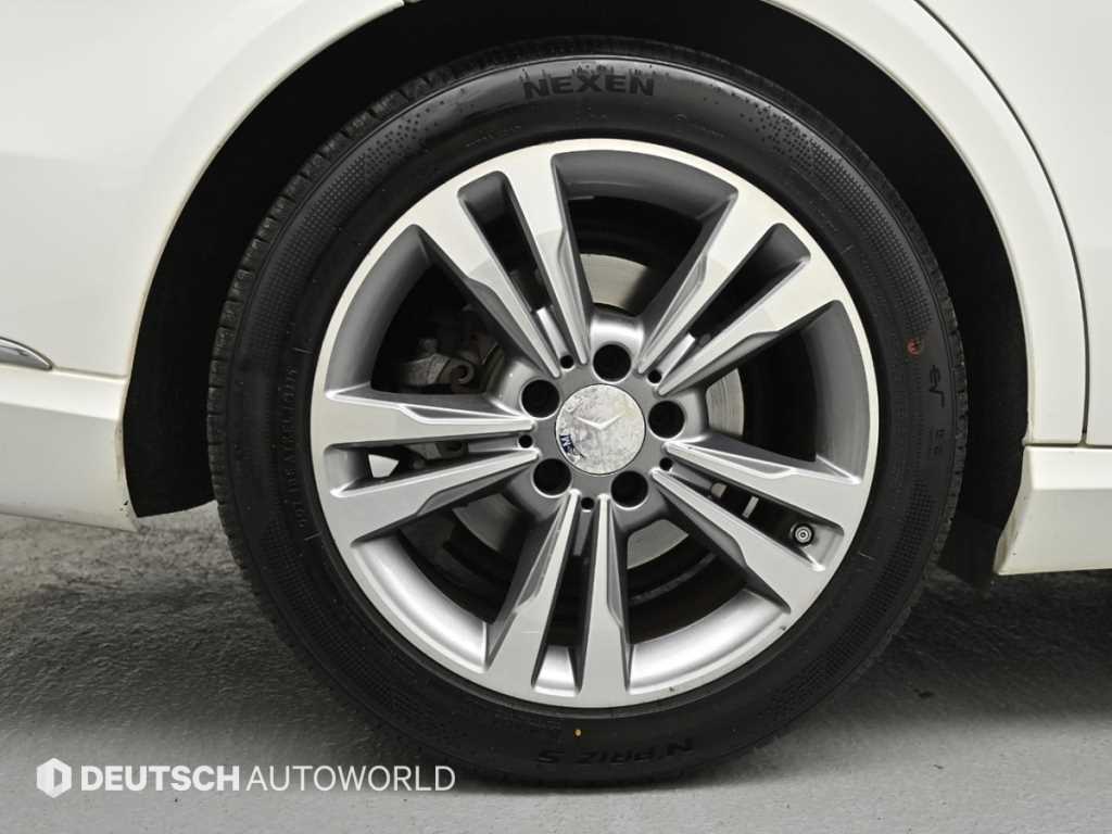 Mercedes Benz E class - Vista 5