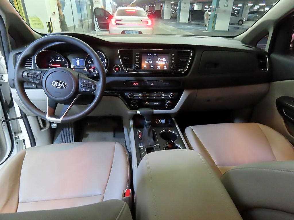 KIA Carnival - Vista 12