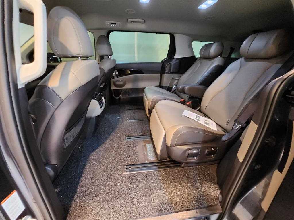 KIA Carnival - Vista 8