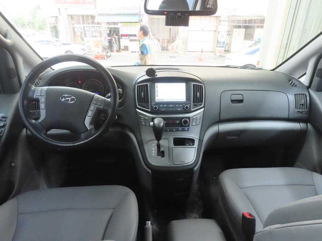 HYUNDAI Starex - Vista 9